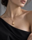 Золота підвіска «Геометрія балансу» на моделі — колекція «Soft Geometry»